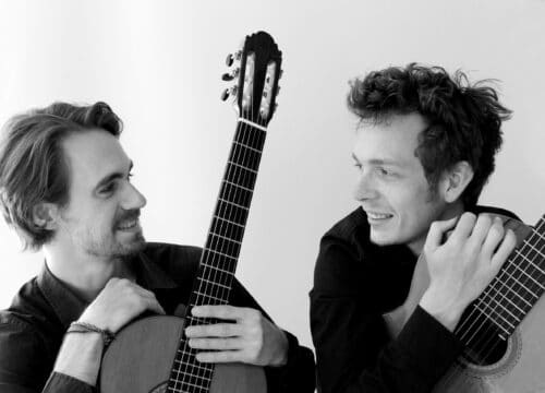 Copenhagen Guitar Duo, to guitarister i sort-hvid