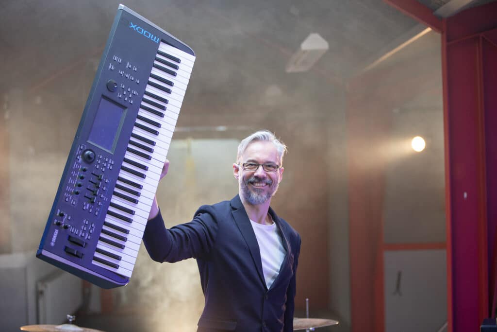 Playlisten-musiker med keytar på scenen