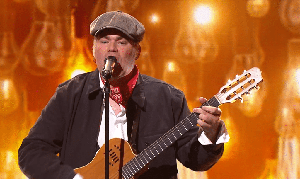 Gasbox, sanger med fladkasket og guitar