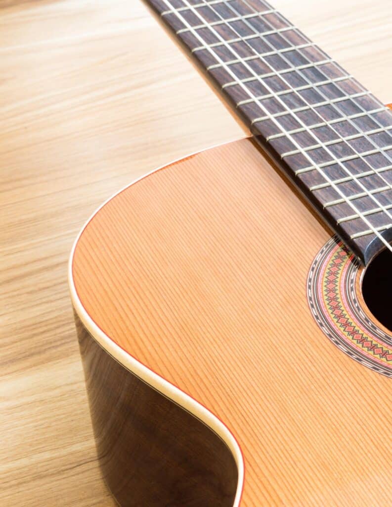 Nærbillede af en akustisk guitar