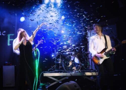 Kiss the Frog på scenen i blåt lys