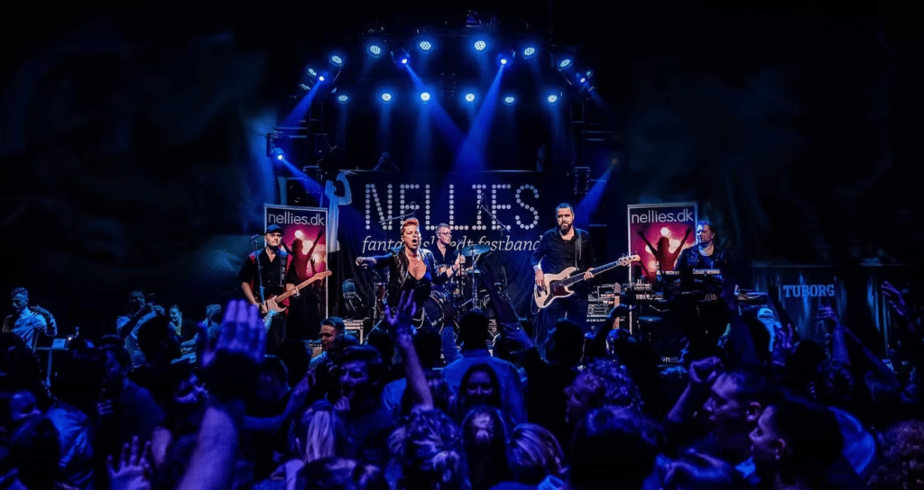 Nellies-koncert med publikum i blåt lys