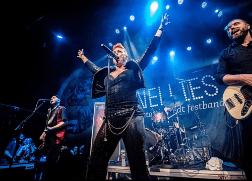 Nellies, kvindelig sanger på scenen med banner