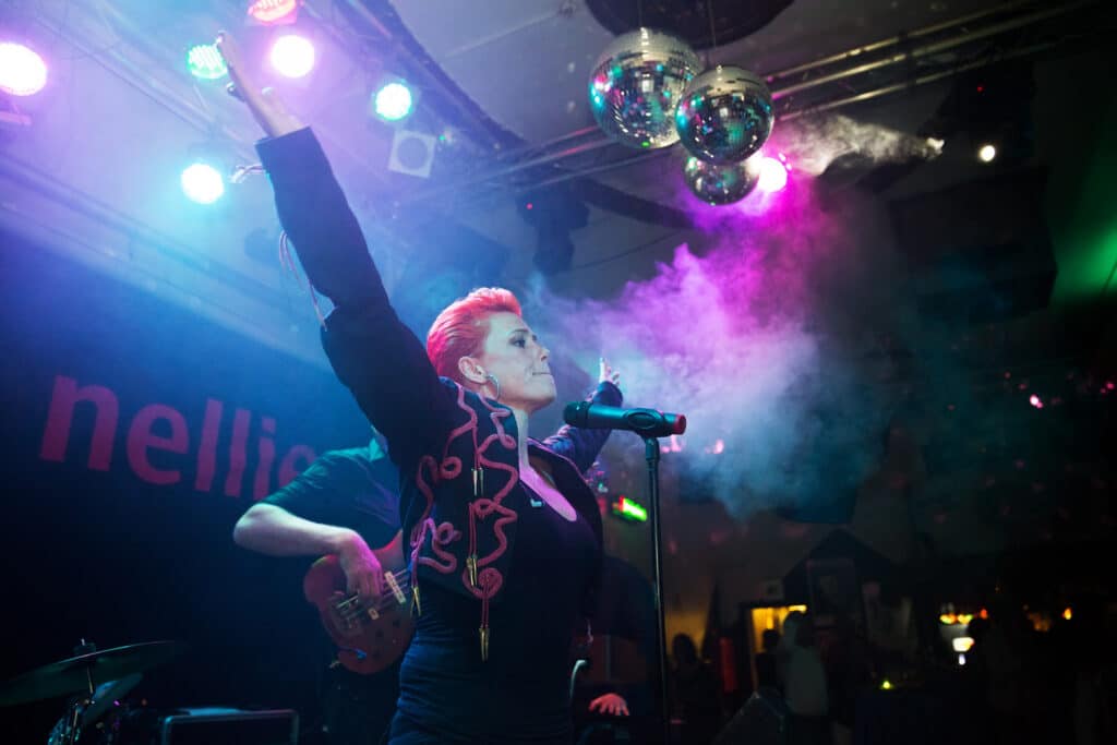 Nellies spiller live i lilla lys