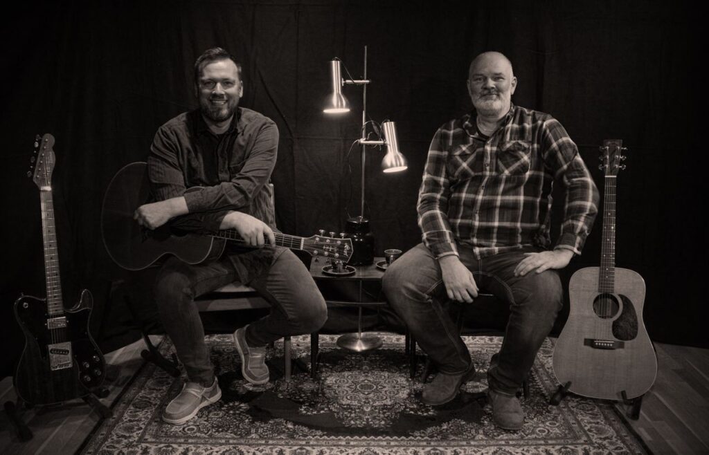 Tim og Kasper med guitarer, sort-hvidt portræt