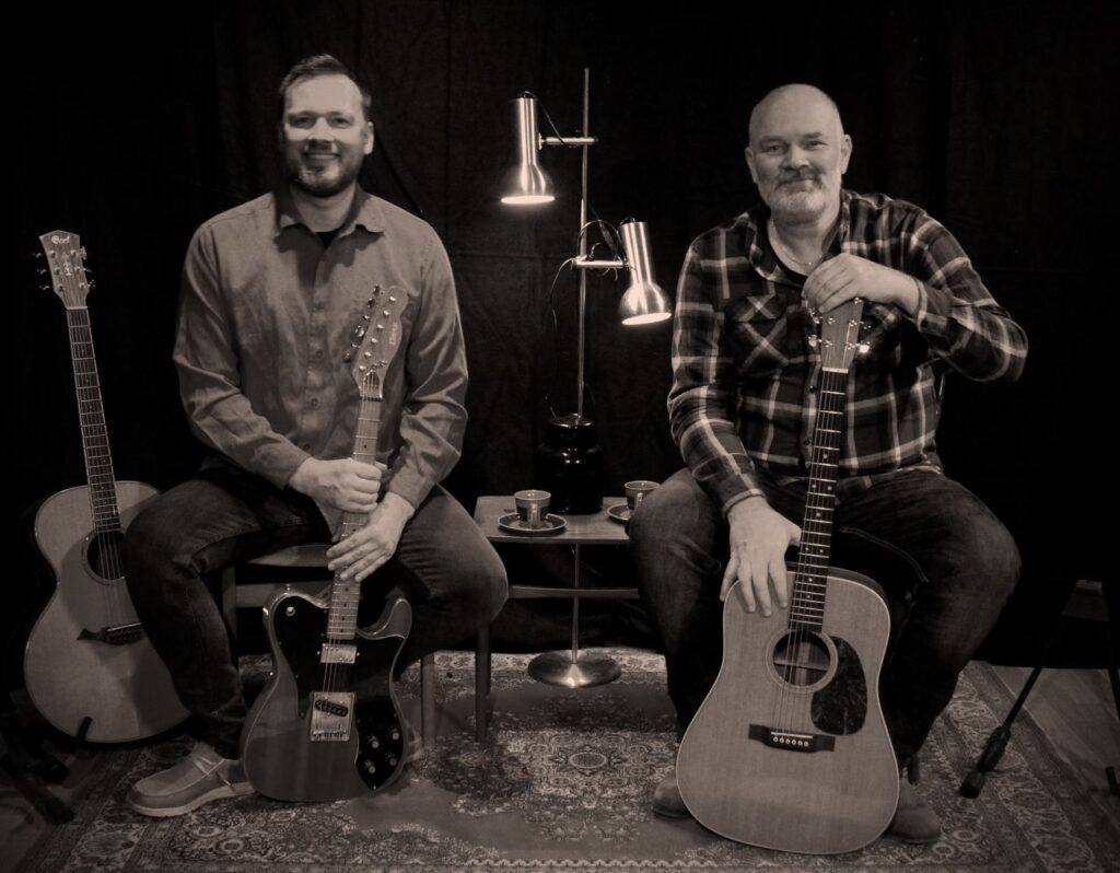 Tim og Kasper sidder med guitarer, sort-hvid