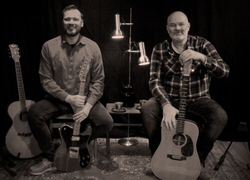 Tim og Kasper sidder med guitarer, sort-hvid