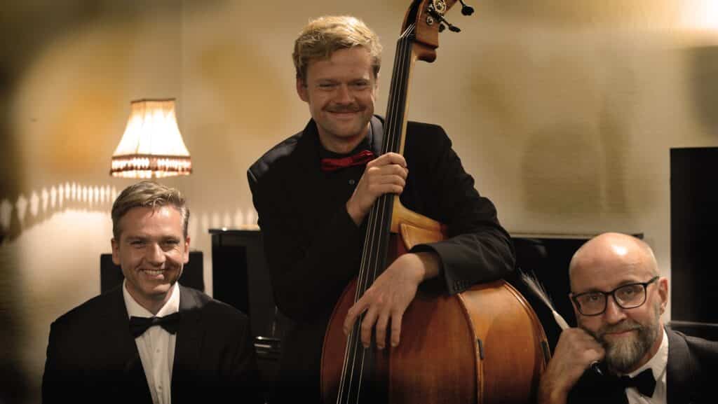 Jacob Venndts Fabulous Swingtrio, musiker spiller kontrabas