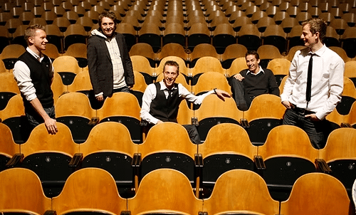 LuxDeLight i en tom teatersal med orange sæder