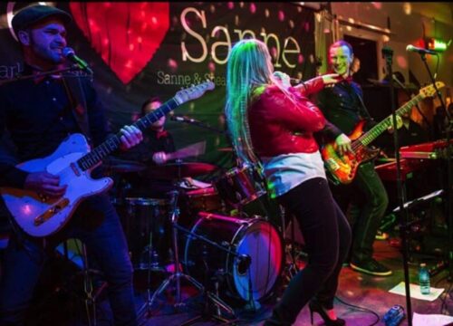 We Love Sanne, sanger med guitar i pink lys