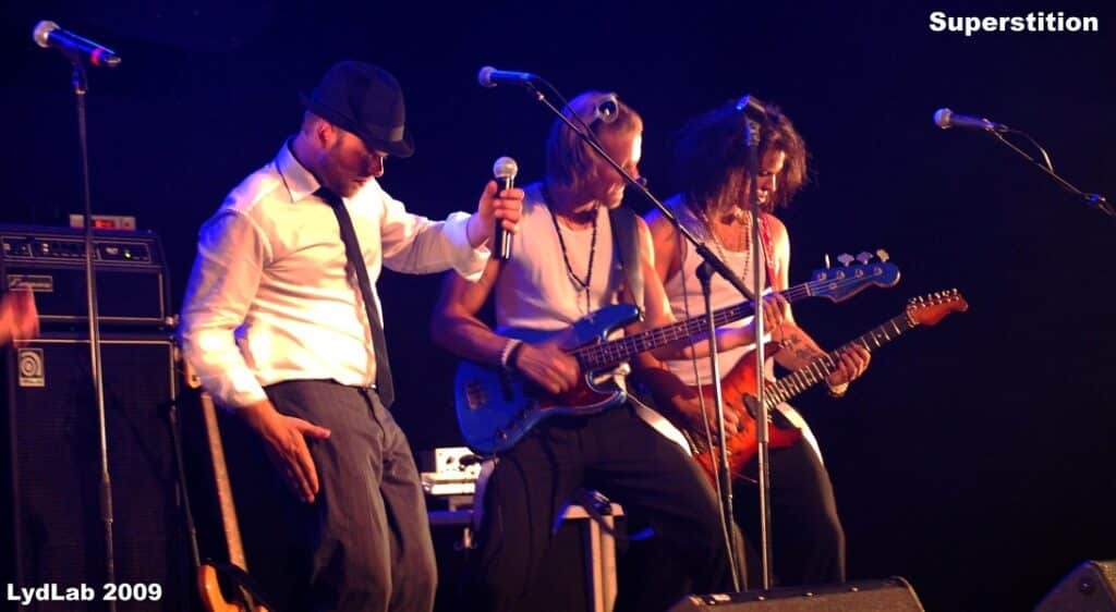 Superstition spiller live med flere musikere