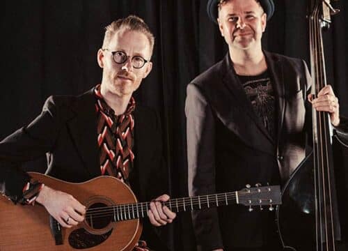 Bækgaard Duo, mand og kvinde med guitarer på scenen