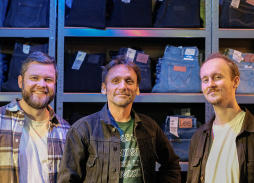 Blandede Bolsjer, tre bandmedlemmer i en bar