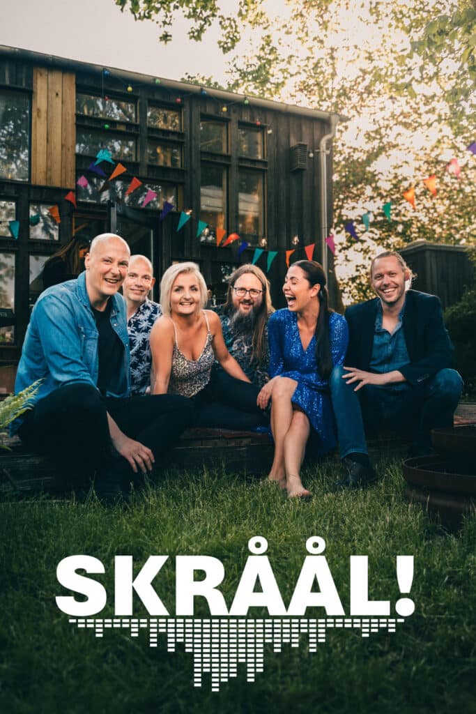 SKRÅÅL logo med gruppebillede og bandets navn