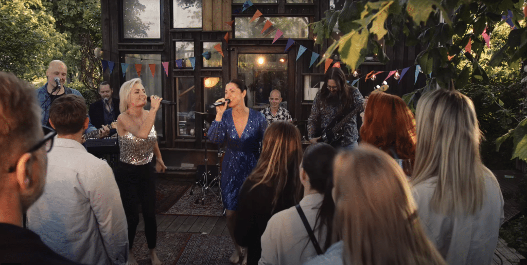 SKRÅÅL spiller til udendørs fest med publikum