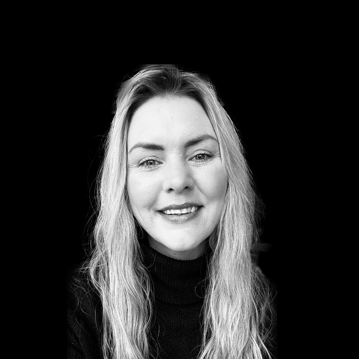 Amanda fra Bandportalen, sort-hvidt portræt