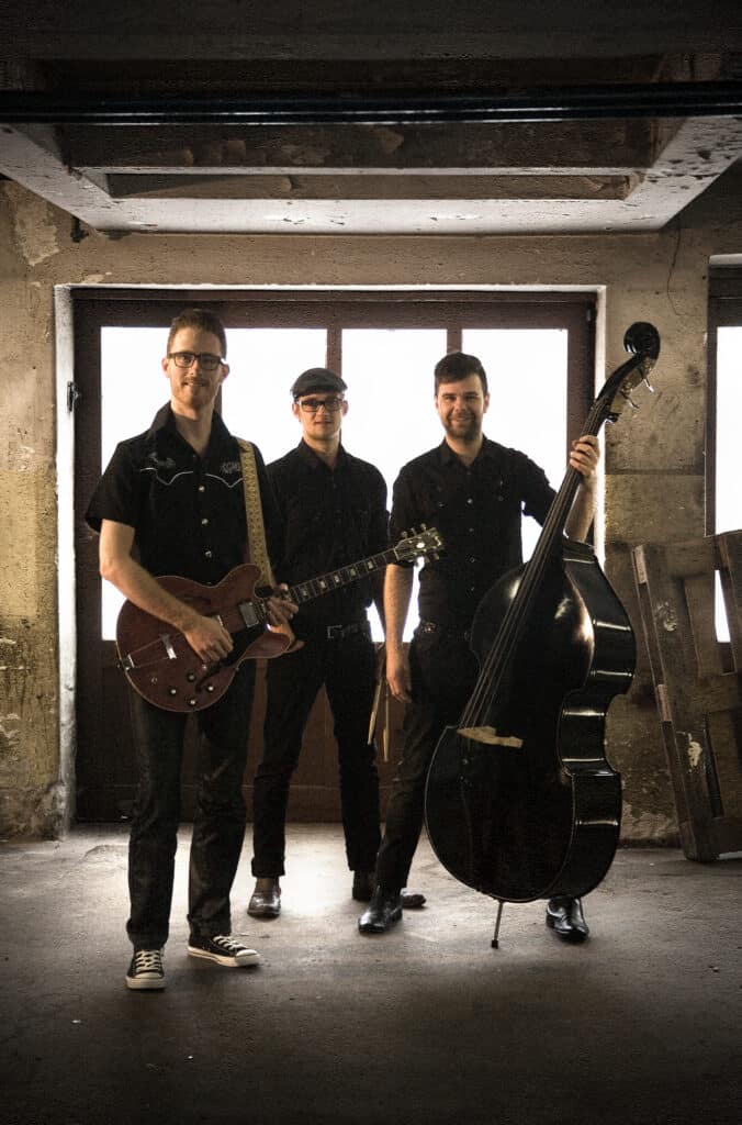 The Shakers står på række i mørke omgivelser