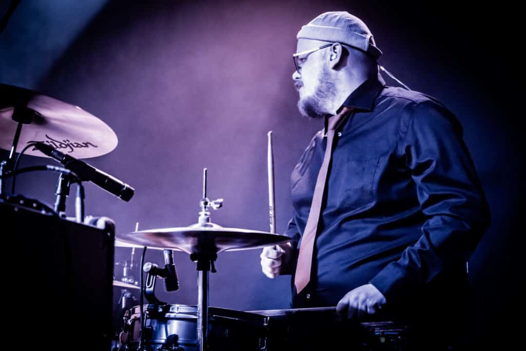 Trommeslager fra Funkarella spiller på scenen