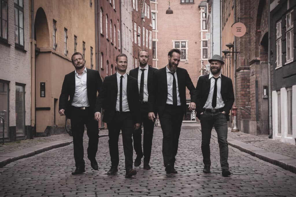 Festformidlingen i jakkesæt på brostensgade, sort-hvid