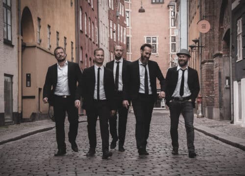 Festformidlingen i jakkesæt på brostensgade, sort-hvid