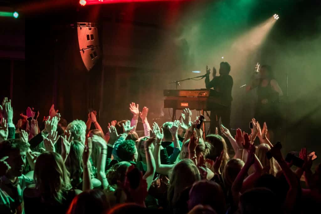 Publikum til Funkarella-koncert i grønt lys