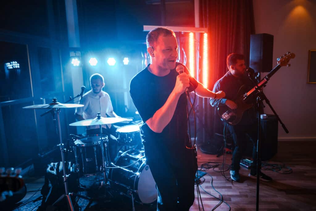 Beach Boyz spiller live med trommer og røde neonrør