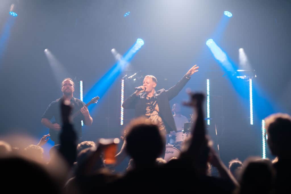 Beach Boyz på scenen i blåt lys med flere musikere
