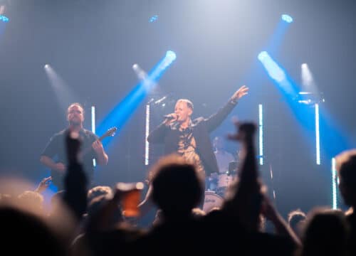 Beach Boyz på scenen i blåt lys med flere musikere