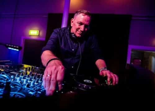 DJ Ronnie Veiler bag pulten i mørkt lokale