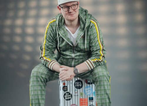 DJ Thomas Kjærholt sidder afslappet, portræt