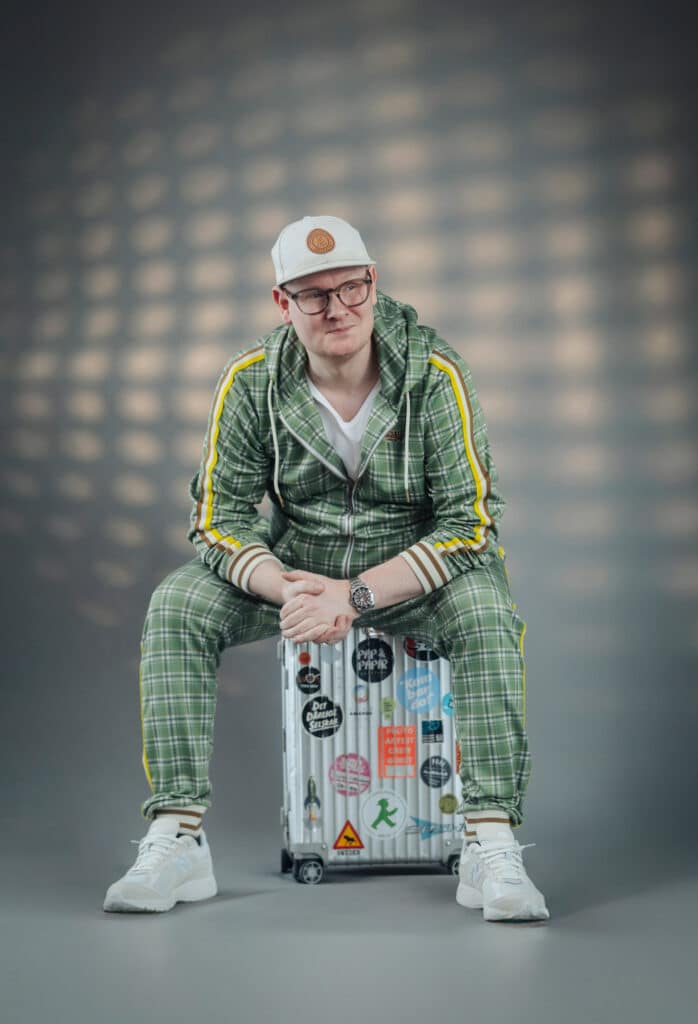 DJ Thomas Kjærholt sidder afslappet, portræt