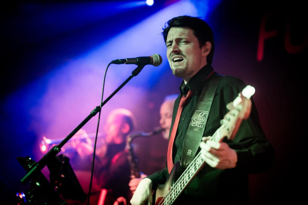 Guitarist fra Funkarella spiller i rødt lys