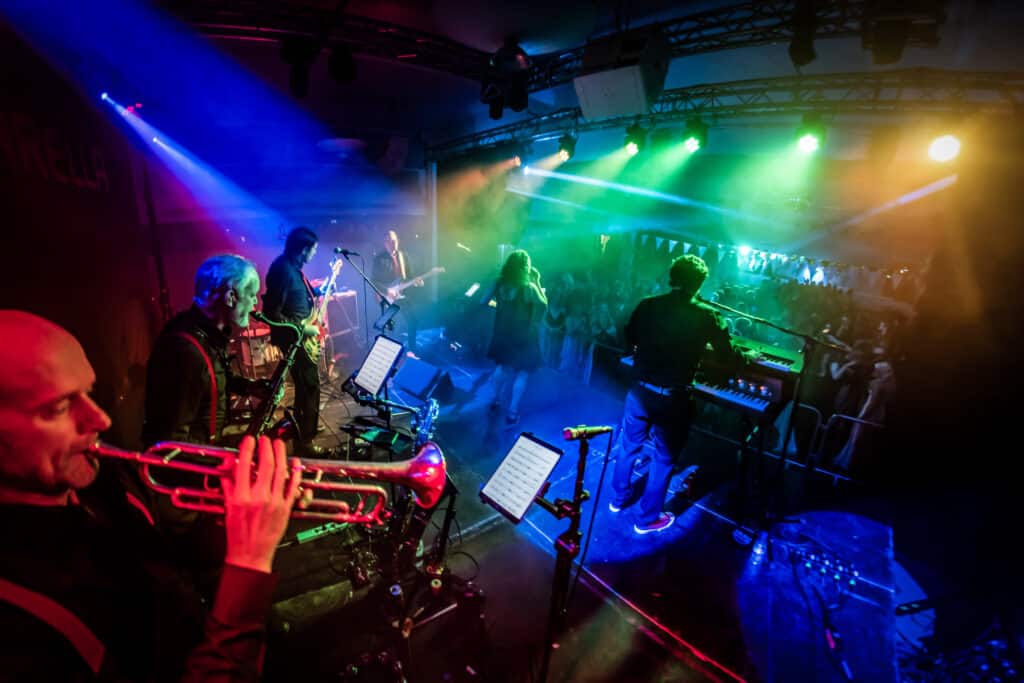 Funkarella spiller live i rødt scenelys