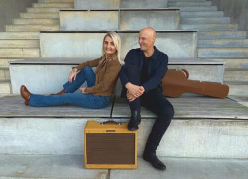 Mig og Anja, musiker-duo sidder på en bænk