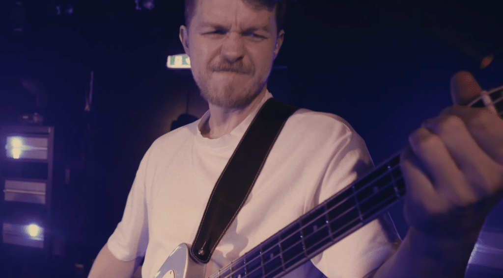 Bassist fra Late Night Trio spiller på scenen