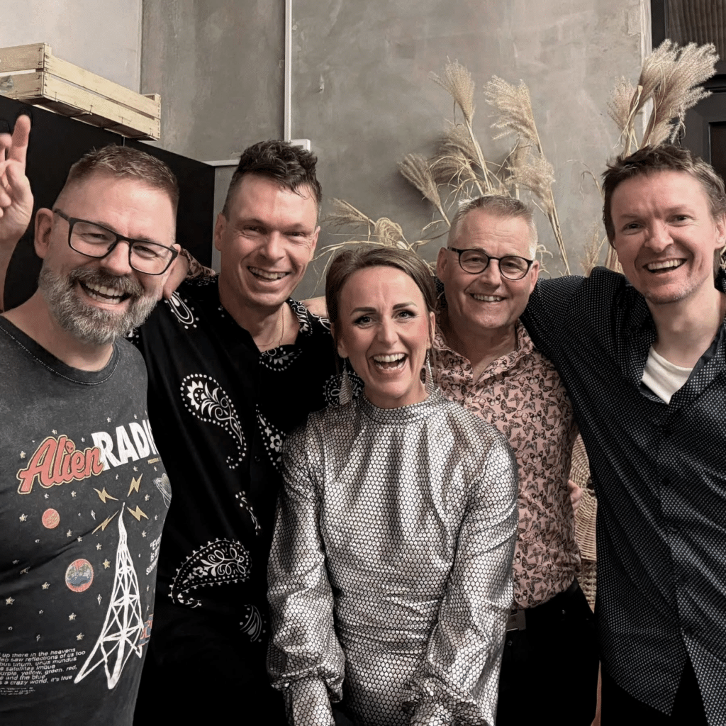 PlaylistDK-medlemmer poserer smilende til fest indendørs