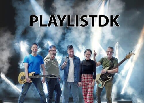 PlaylistDK på scenen foran navne-banner med band og lys