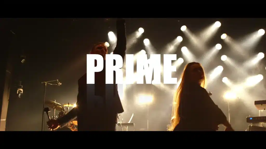 Prime på scenen med bandets navn projiceret bag dem
