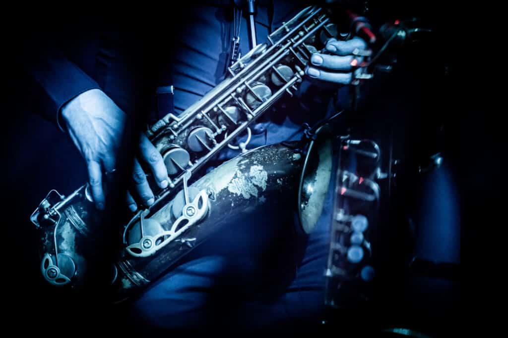 Saxofonist i Funkarella spiller, nærbillede i blåt lys