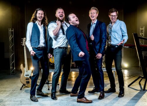 Dansabel, bandet samlet på scenen i blåt lys