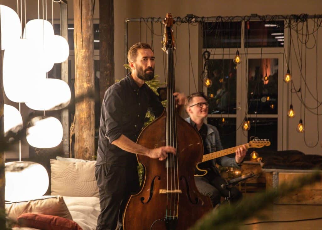 Lukas og Marius, musiker med guitar ved vinduer