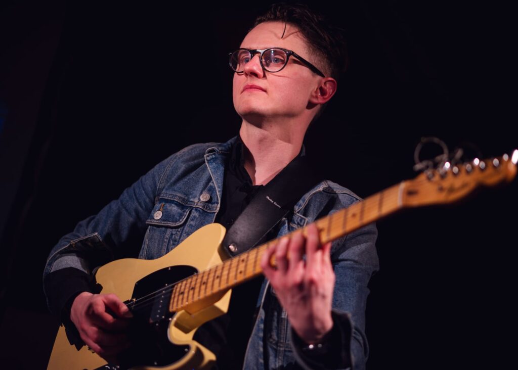 Lukas og Marius, guitarist i rødt lys